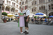 Christin Berger und Markus Huttner werden das "Wiesn-Prizenpaar" darstellen (©Foto: Martin Schmitz)